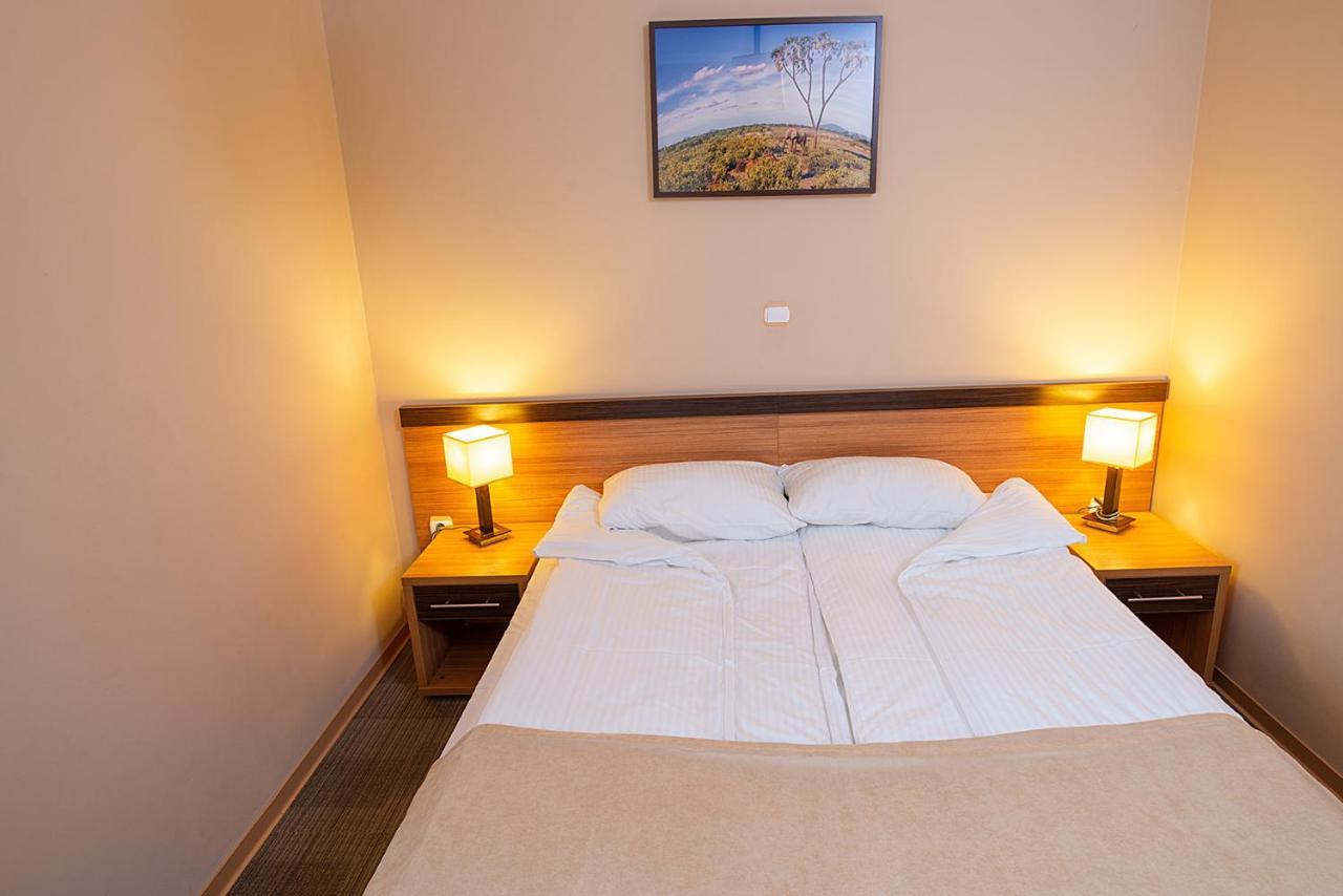Hotel Seo Rewal Extérieur photo